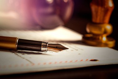 Hukuk, hukuk, noter. El yapımı kağıt üzerine balmumu mührü. Damga mahkeme arka plan kavramı