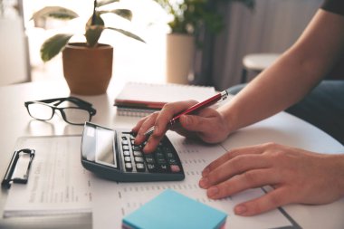 Bütçe ve kredi kağıtları ofiste. Hesap makinesi kullanan iş adamı muhasebe kavramı.