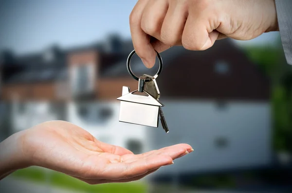 Man gives a woman the keys to a new home — Stock Photo, Image