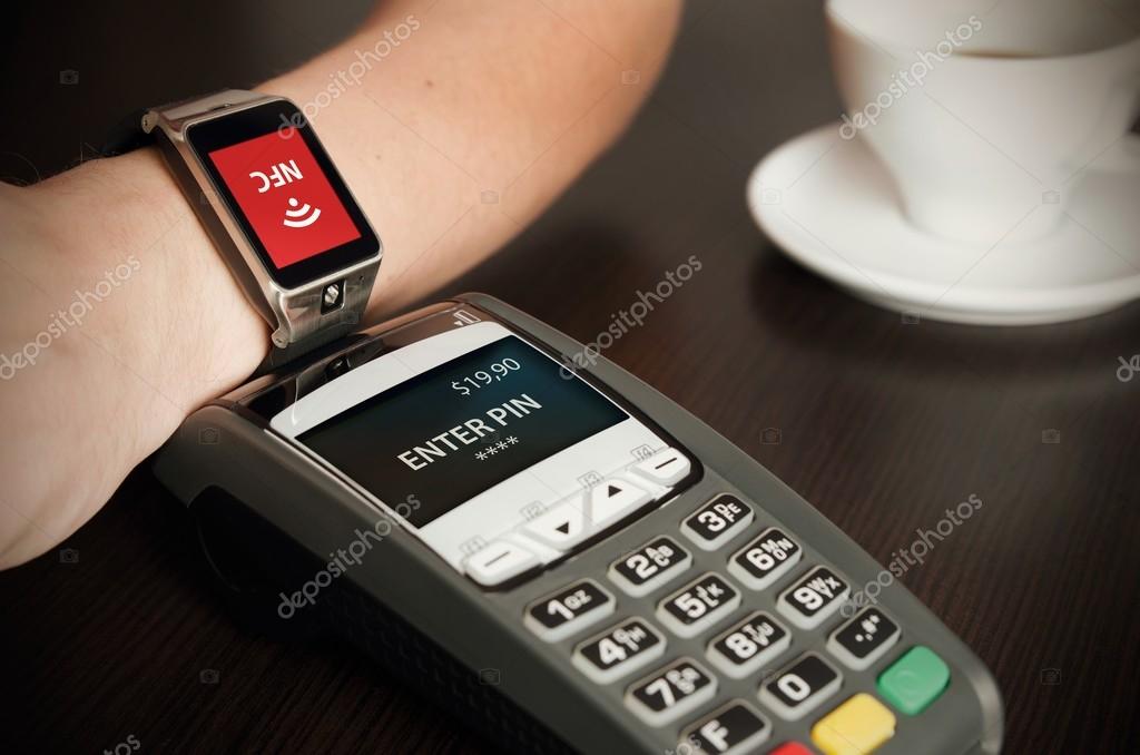 Terminal pos para pago con reloj inteligente tecnología nfc cajero y manos  del cliente