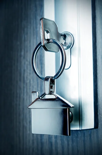 실버 크롬 펜 던 트와 집 열쇠 — 스톡 사진