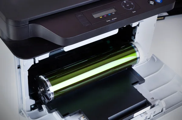 Wymiana bębna światłoczułego. Komputer materiałów eksploatacyjnych do drukarek laserowych — Zdjęcie stockowe