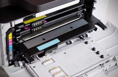 Renkli lazer yazıcı toner kartuş yakın çekim 