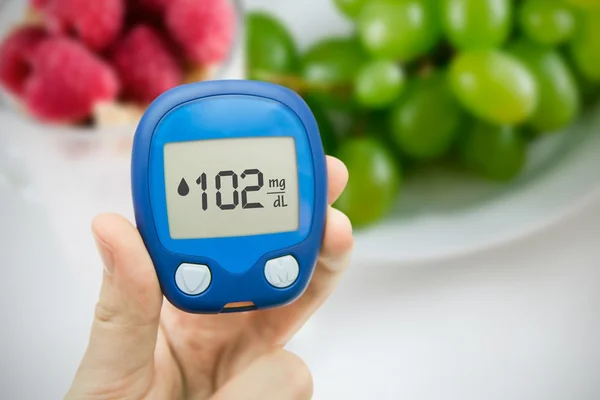 Il diabete sta facendo il test del livello di glucosio. Frutta in sottofondo — Foto Stock