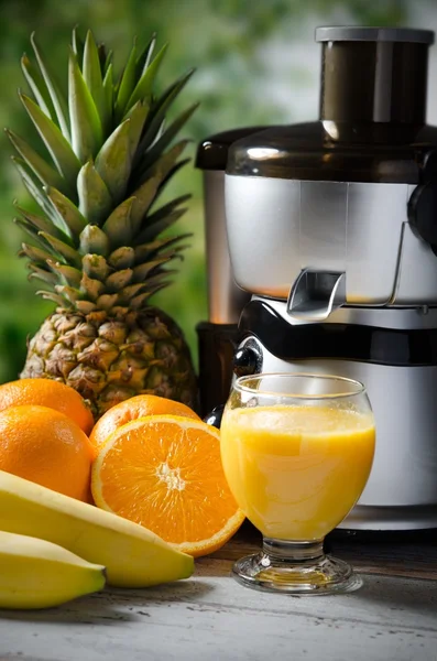 Fresh juice and juicer. Photo on wooden background — Stock Photo, Image