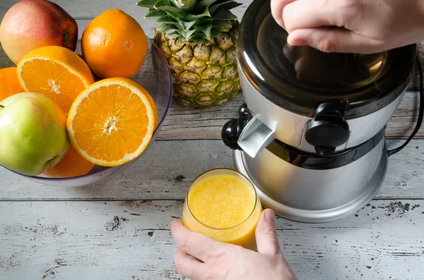 Man mempersiapkan jus jeruk segar. Buah di latar belakang — Stok Foto