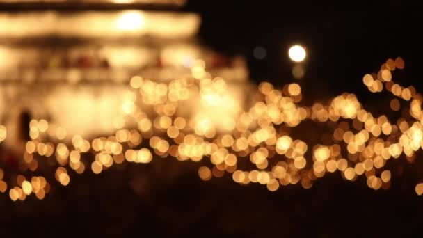 フェスティバルライトの輝きと輝きのボケの背景 集束ボケの照明のお祝い 抽象的な黄金の焦点ドット — ストック動画