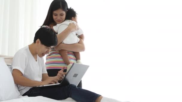 Azjatycka Para Lesbijek Dyskutować Zamówić Zakupy Online Dla Małego Chłopca — Wideo stockowe