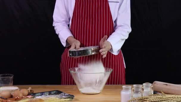 Joven Chef Asiático Delantal Rojo Tamizado Para Filtrar Harina Panadería — Vídeos de Stock