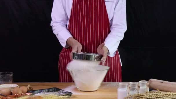 Jonge Aziatische Chef Palcing Zeef Tafel Schudden Zeef Bakkerij Meel — Stockvideo