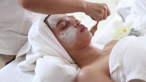 Esthéticienne Utiliser Spatule Pour Appliquer Masque Facial Blanc Sur Les — Video