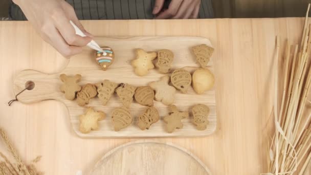 Šéfkuchař Umísťuje Vánoční Domácí Perníčky Dřevěný Tác Psaní Cukru Plochý — Stock video
