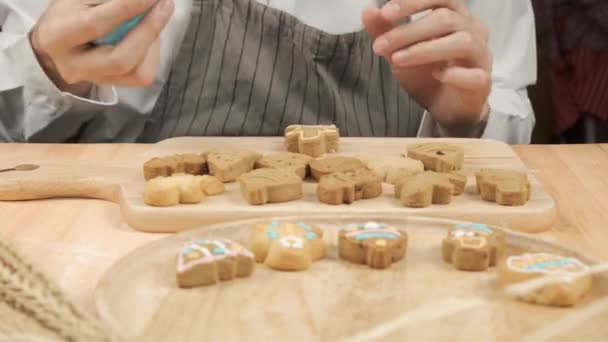 Chef Writing Sugar Cream Christmas Homemade Gingerbread Man Cookies Placing — Stock Video