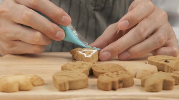 Close Chef Escrevendo Creme Açúcar Natal Biscoitos Gengibre Caseiros — Vídeo de Stock