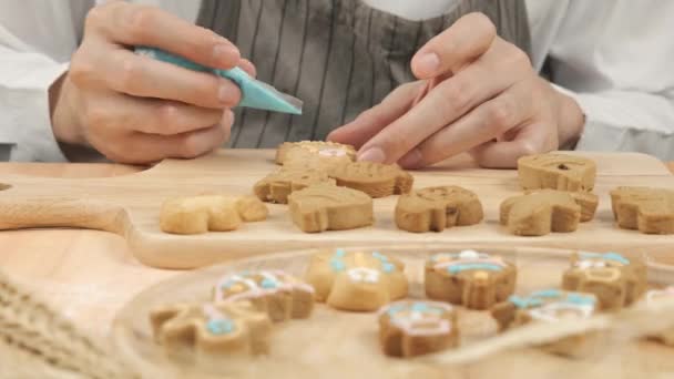 Primer Plano Chef Apretando Crema Azúcar Navidad Galletas Caseras Jengibre — Vídeo de stock
