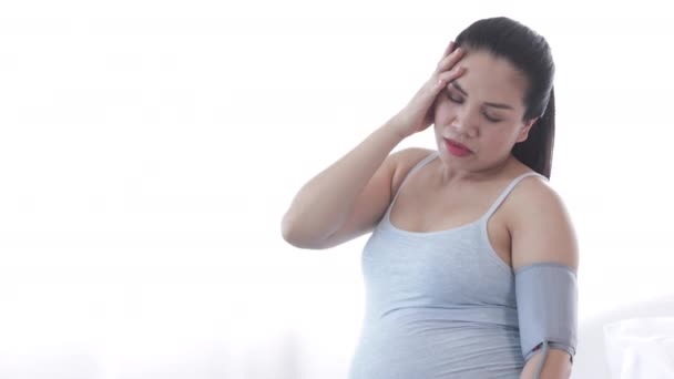 Młody Azji Ciąży Matka Dostał Ból Głowy Podczas Siedzi Łóżku — Wideo stockowe