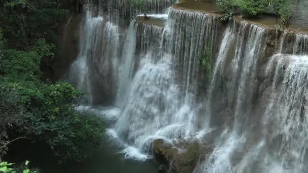 在美丽的深层森林瀑布溪流的近距离快速下降到每一步 泰国的淮梅Kamin瀑布 — 图库视频影像