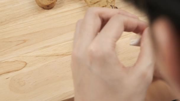 Close Chef Espremendo Creme Açúcar Branco Borda Natal Biscoitos Caseiros — Vídeo de Stock