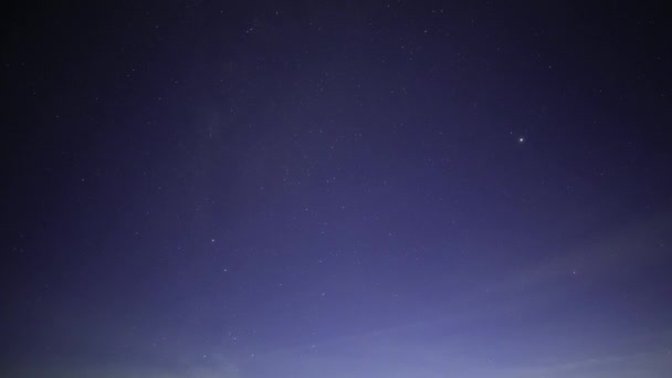 ブロモ火山上空の暗い夜空での星と乳白色の動きノイズ粒状の外観とヴィネット — ストック動画