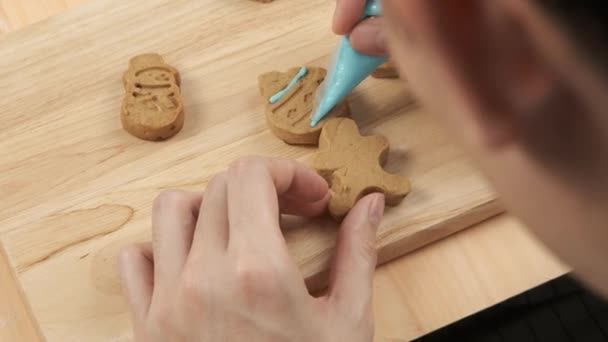 Primo Piano Chef Raccogliendo Spremendo Crema Zucchero Biscotti Pan Zenzero — Video Stock