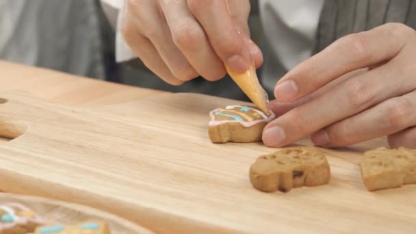 Close Chef Pegar Espremer Creme Açúcar Natal Biscoitos Gengibre Caseiros — Vídeo de Stock