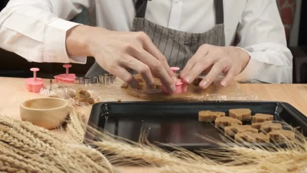 Chef Πάρει Ροζ Πλαστικό Σχήμα Μούχλα Και Πατήστε Μπεζ Ζύμη — Αρχείο Βίντεο