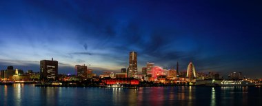 Kışın günbatımında Osanbashi rıhtımından Yokohama Minato Mirai 'nin 21 binasının panorama görüntüsü