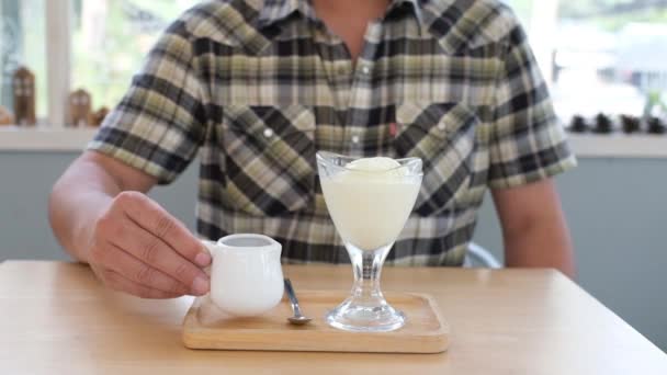 Adulto Joven Levantando Cafetera Antes Verter Cucharada Helado Vainilla Por — Vídeos de Stock