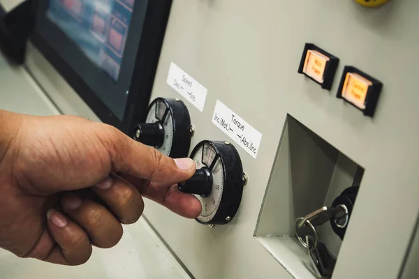 Erkek Operatör güç performans testi için makineyi çalıştırmak için tork seviyesini ayarlamak için sol elini kullan