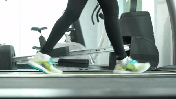 Close Foot Fitness Mujer Asiática Corriendo Máquina Cinta Correr Entrenamiento — Vídeo de stock