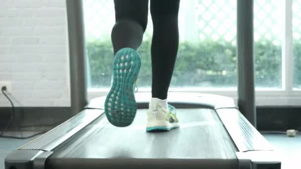 Tutup Kebugaran Kaki Wanita Asia Berjalan Hangat Dan Berjalan Treadmill — Stok Video