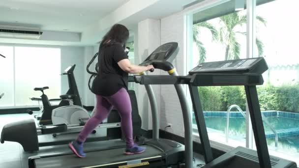 Gros Plan Foot Fitness Femme Asiatique Marche Rapide Sur Piste — Video