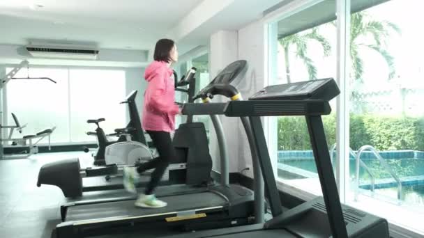 Fitness Donna Asiatica Cappotto Rosa Iniziare Correre Sul Tapis Roulant — Video Stock