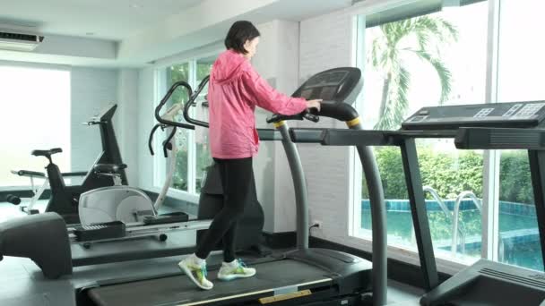 Fitness Asijské Žena Růžovém Kabátu Tlačit Začít Zahřívat Chůze Dráze — Stock video