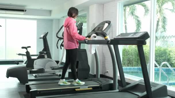 Fitness Mujer Asiática Abrigo Rosa Colgar Toalla Pulsador Ajuste Para — Vídeo de stock