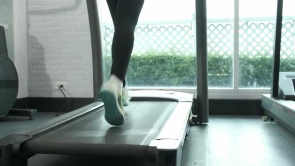 Close Foot Fitness Mulher Asiática Correndo Esfriar Parar Esteira Rolante — Vídeo de Stock