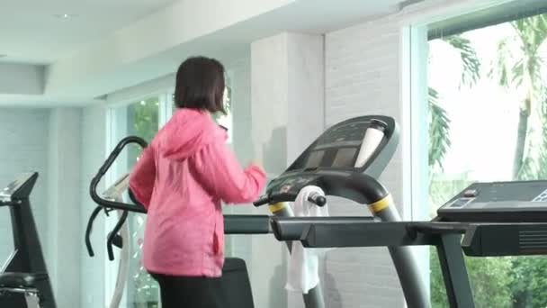Close Fitness Asijská Žena Růžovém Kabátě Tlačítko Pro Zastavení Běhu — Stock video