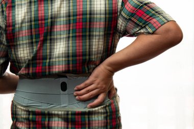 Bel desteği olan 40 'lı yaşlarda sırt ağrısı olan bir adam beyaz arka plana el atıldı.