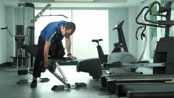 Junger Asiatischer Mann Sportbekleidung Stemmt Gewicht Und Macht Einarmige Hantelreihen — Stockvideo