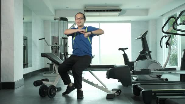 Joven Hombre Asiático Ropa Deportiva Sentado Estirándose Banco Gimnasio Deporte — Vídeo de stock