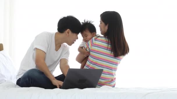 Jong Paar Aziatisch Lesbisch Spelen Met Kind Terwijl Met Behulp — Stockvideo