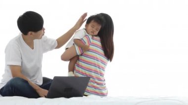 Yaşlı kadın, genç çiftle uyuyan ninni eşliğinde internette internetten alışveriş yapıyor. Asyalı lezbiyen çift mutlu aile kavramı