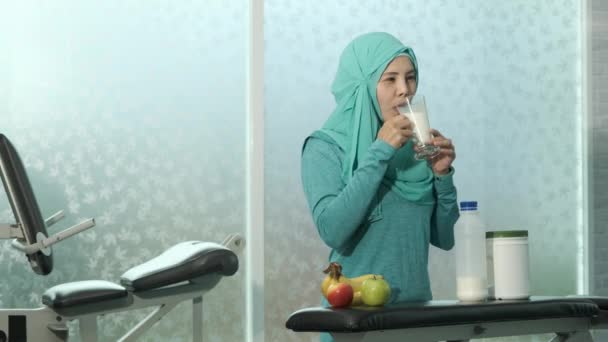 Young Female Muslims Green Hijab Sitting Drinking Milk Weight Training — Stock Video