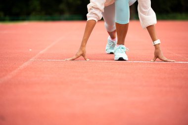 Asya 'nın bayan koşucusunu kapatın Bunch Koşu yarışmasında başlangıç konumunda rol almaya başlayın