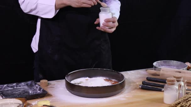 Młody Azjatycki Kucharz Zgarnąć Sól Mąki Chlebowej Misce Umieścić Butelkę — Wideo stockowe