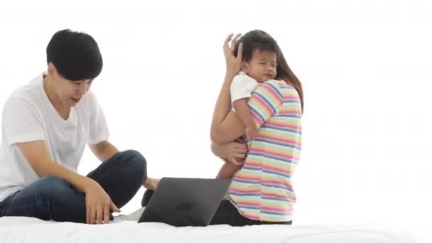 Muda Memeluk Anak Duduk Tempat Tidur Dengan Lesbian Tua Kamar — Stok Video