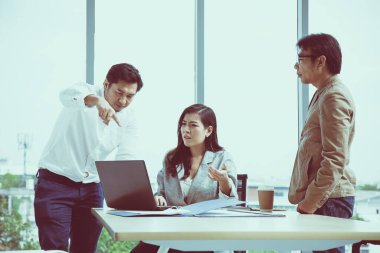 Toplantı odasında dizüstü bilgisayar yöneticisi ve sekreterinde yönetici hatası mevcut; iş stresi kavramı