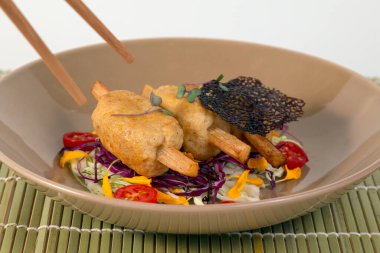 Çubuklarla şeker kamışı şişi üzerine kızarmış karides kreması klemplemeyi kapat.