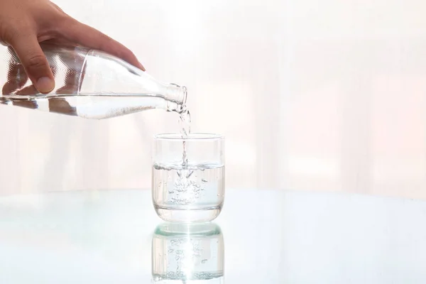 Närbild Man Hand Hälla Färskt Filtrerat Renat Vatten Från Flaska Royaltyfria Stockbilder