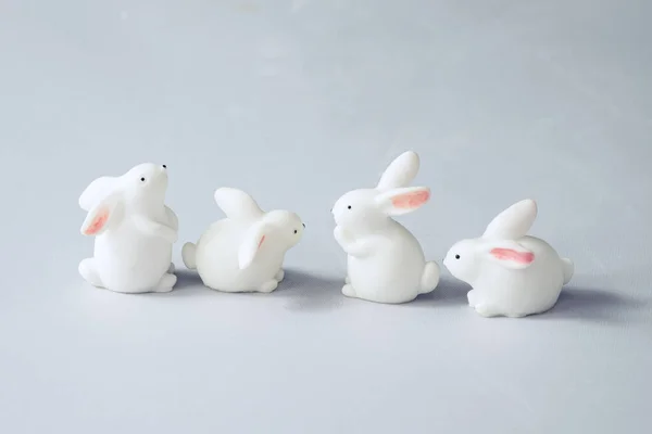 Крупним Планом Чотири Мініатюрних Білих Кроликів Позують Різній Дії Білому — стокове фото